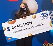 캐나다 18세 여대생, 첫 구매 복권서 448억원 당첨 대박