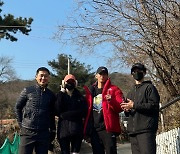 박보검, '대한민국 온도 1도 올렸다'..션과 함께 연탄봉사