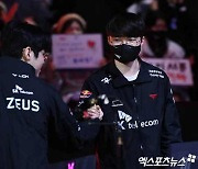 '유미는 태우고 다녀야지' T1, 큰 불 껐다…농심 꺾고 '공동 1위' [LCK]