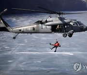 '골든타임은 15분'…공군, 얼음물 속 조난조종사 구조 훈련 실시