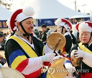 꽹과리 치는 외국인