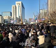 "평생 마음 속에"…'이태원 100일' 경찰 충돌·유족 병원행(종합)