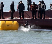 어선사고에 軍 함정·항공기·구조대 추가 투입…총력 수색