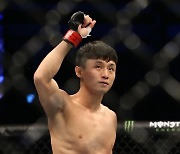 ‘통한의 감점’ 최두호, UFC 복귀전서 무승부