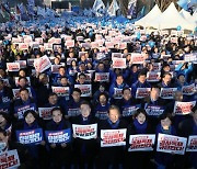 민주당 의원 100여명 '주말 장외투쟁'… 정례화엔 온도차