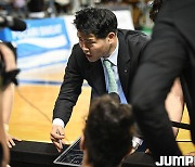 [JB포토] 선수들에게 작전 지시하는 LG 조상현 감독