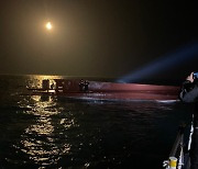신안 전복 어선 실종자 9명…에어포켓에 생존 희망