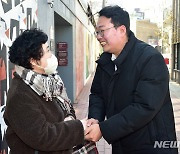 김광석길에서 시민들과 인사 나누는 천하람 당 대표 후보