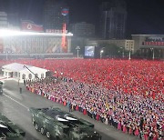 북한 열병식 준비 막바지…"군중이 만든 붉은빛 관측"