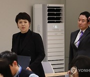 김은혜 홍보수석과 입장하는 이도운 신임 대통령실 대변인