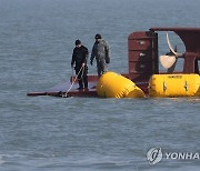 청보호 전복사고 현장, 수중 수색 지속