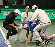 대역전극 완성하며 데이비스컵 16강 진출하는 한국