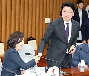 장제원, 나경원에 “비 온 뒤 땅 굳어…함께 손잡고 갔으면”