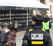 서울광장 ‘이태원참사 분향소’, 유족은 왜 설치 강행했나