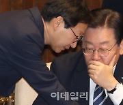 [포토]대정부질문, '대화하는 이재명-김성주'