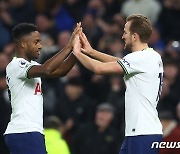 맨시티 전 결승 골 넣고 세세뇽 축하 받는 케인