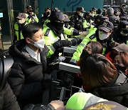 '이태원 유가족 시청 분향소' 전기난로 반입 마찰…일부 실신해 병원 이송