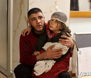 지진의 여파로 다친 시리아 소녀