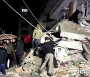 튀르키예 강진에 무너진 건물…한밤 중 구조작업
