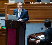 이상민 장관 '대정부 질문 경청'