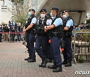 홍콩 민주화 인사 재판 열리는 법원 앞에 서 있는 경찰