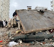 튀르키예서 규모 7 이상 강진 발생…와르르 무너진 건물