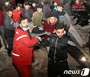 규모 7 이상 강진 발생 시리아…시민들도 생존자 구조 나서