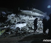 규모 7.8 강진에 와르르…차량 덮친 건물 잔해
