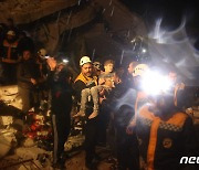 시리아 지진 속 생존한 소년 구출…수색 작업 이어져