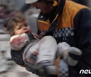 [포토] 지진 피해 현장서 구조되는 아이