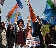 '아다니 그룹 수사하라'…인도 대학생 가두시위
