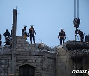 강진 현장 수습하는 시리아 구급대원들