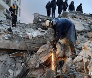 돌덩이 헤치고 철근 잘라내며…시리아 구조작업 구슬땀