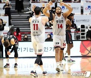 '스펠맨 40점 폭격' 선두 KGC, 7위 KT 꺾고 5연승 질주