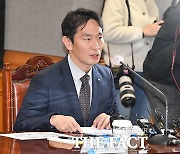 이복현 금감원장 "은행지주 지배구조 감독·소통 강화"