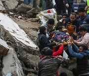 튀르키예, 규모 7.5 지진 또 강타... “응급실 꽉 차, 부상자 못 들어가”