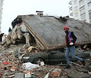 튀르키예 지진 사망 2500명 넘어… “사망자 1만명 넘을 수도”