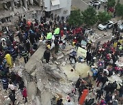 튀르키예 지진 사망자 1000명 넘어…시리아 합치면 1800명 이상