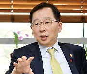 [Interview] 조승환 해양수산부 장관 | “자율운항선박 국제 표준 한국이 주도…조선 ‘초격차’ 이어질 것”