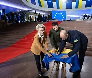 유럽, 우크라 군사·재정 지원 밝혔지만…EU 가입엔 ‘신중’