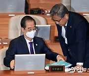 [포토]인사 나누는 한덕수 국무총리-박진 외교부 장관