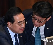 [포토]박홍근-진성준, '머리 맞댄 민주당 원내지도부'