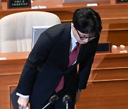 [포토]국회의장 향해 인사하는 한동훈 장관