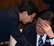 [포토]김성주 의원과 대화 나누는 이재명 대표