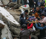 [속보] 튀르키예 대통령 "지진 사망자수 912명으로 늘어"