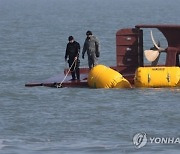 '신안 해상 전복' 청보호 내부서 실종자 2명 추가 발견