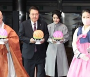 尹대통령 부부, 불교도 신년대법회 첫 참석…"따뜻한 등불 되어줘 감사"