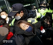 참사 땐 무능했던 서울시·경찰, 분향소 철거 시도엔 ‘일사불란’
