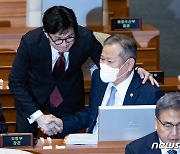 정청래 "주가조작 수사 안하냐"...한동훈 "왜 그때 기소 안했나"