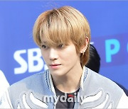 [MD포토] NCT 127 태영 '가려도 큰 눈'